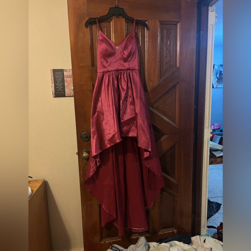 BEAUTIFUL WINE COLORED DRESS FOR PROM OR FANCY ACTIVITY SIZE 7
